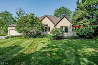 605 Magnolia Ln, Chagrin Falls, OH 44023