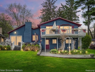 9431 Mandon Rd, White Lake Charter Township, MI 48386