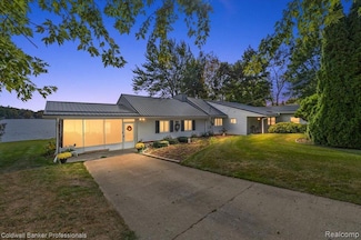 426 Peninsula Dr, Columbiaville, MI 48421