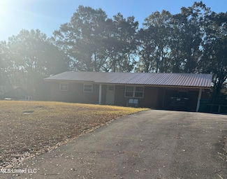 916 College Ave E, Wiggins, MS 39577