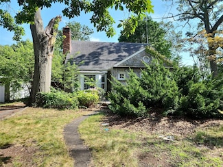 2 Birch Ln, New Hyde Park, NY 11040