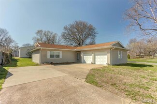100 Lakewood Dr, Brighton, IL 62012