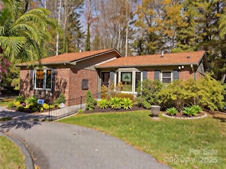 181 Surry Ln, Hendersonville, NC 28791