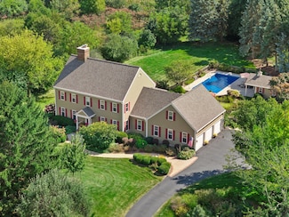 N40W33325 Woodsview Dr, Nashotah, WI 53058