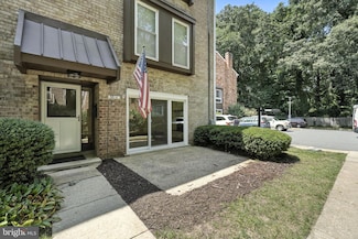 3814 Persimmon Cir, Fairfax, VA 22031
