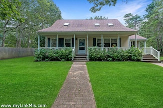 2 Farm Path, Oak Bluffs, MA 02557