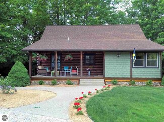 10840 Bingo Ln, Honor, MI 49640