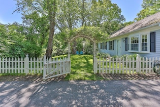 26 Huckins Neck Rd, Centerville, MA 02632