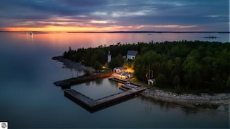 21500 S Pipe Island, de Tour Village, MI 49725