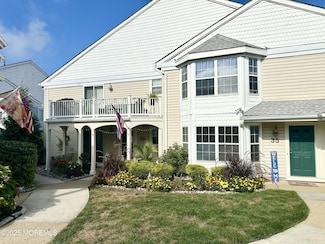 33 Tulip Ln, Freehold, NJ 07728