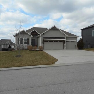 508 NE Legacy View Dr, Lee's Summit, MO 64086