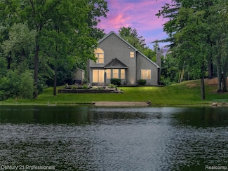 1052 Maple Heights Dr, White Lake, MI 48386