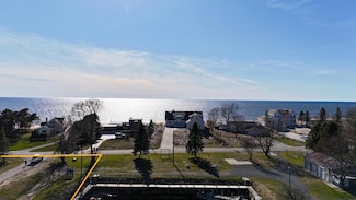 846 S Lakeshore Dr Unit 3, Ludington, MI 49431