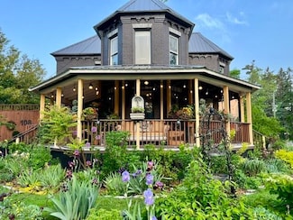 108 Petoskey Ave, Charlevoix, MI 49720