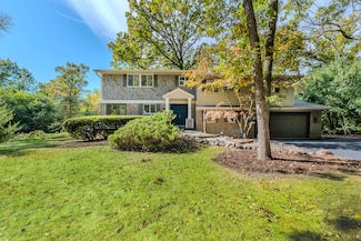 747 Oak Spring Ln, Libertyville, IL 60048