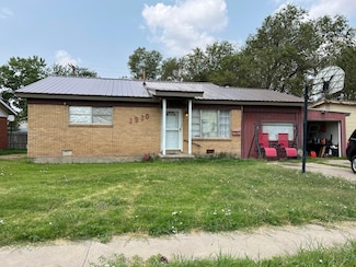 1910 Drake Dr, Perryton, TX 79070