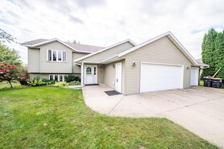 131 Charlotte Dr, Lake Crystal, MN 56055