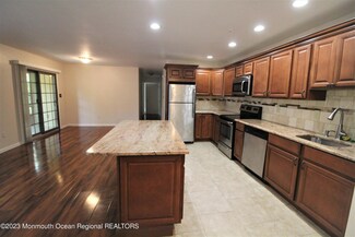 39 Meadow Green Cir Unit F, Manalapan, NJ 07726