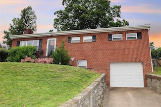 121 Honeysuckle Ln, Huntington, WV 25701