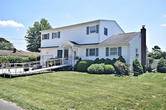 542 Outlook Ave, West Babylon, NY 11704
