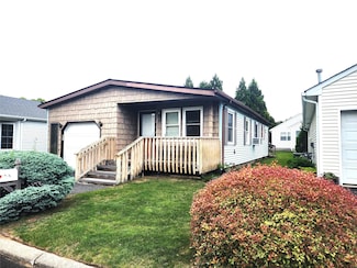 74 Dogwood Ln, Manorville, NY 11949