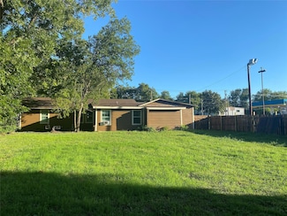 1205 E Henderson St, Cleburne, TX 76031