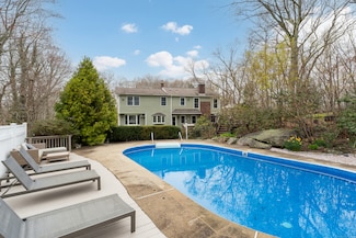 60 Ledgeview Ln, Guilford, CT 06437