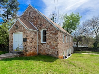 1203 Windsor Ln, Staunton, VA 24401