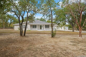 431 Eagle Ridge Dr, Floresville, TX 78114