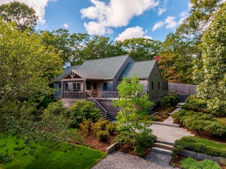 81 Leland Ave, Vineyard Haven, MA 02568