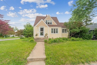 2204 Washington St, Cedar Falls, IA 50613