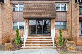 816 Sharon Garden Ct, Woodbridge, NJ 07095