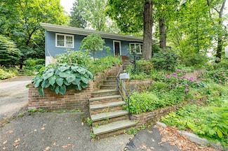 27 Prospect Ave, Sea Cliff, NY 11579