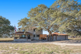 250 S Palo Alto Dr, Floresville, TX 78114