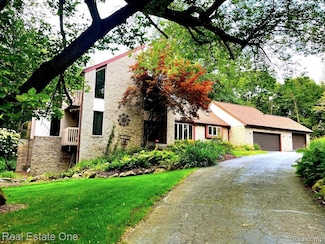 2862 Foxfire Dr, Milford, MI 48380