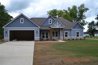 370 Owens Rd, Fort Mitchell, AL 36856