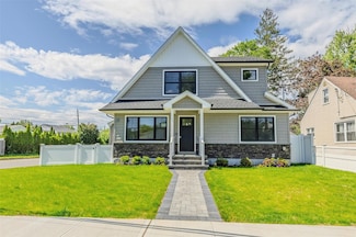 214 9th St, Hicksville, NY 11801