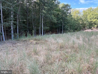 27 Bear Paw Dr, Berkeley Springs, WV 25411