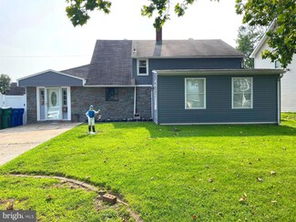 29 Grapevine Rd, Levittown, PA 19057