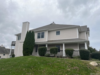 706 Willow Pond Dr, Riverhead, NY 11901