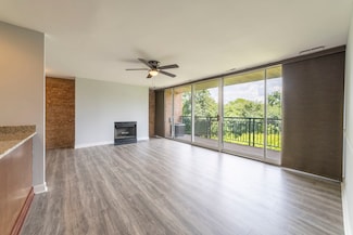 6020 Oakwood Dr Unit 2F, Lisle, IL 60532