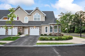 21 Steven Cir Unit 21, Dix Hills, NY 11746