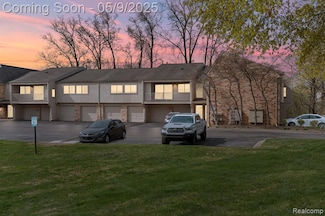 3925 Lone Pine Rd Unit 300, West Bloomfield, MI 48323