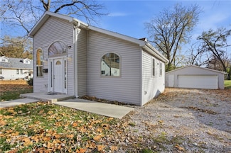 943 2nd St, Charleston, IL 61920