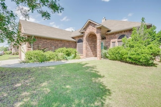 832 Elm Creek Dr, Moore, OK 73160