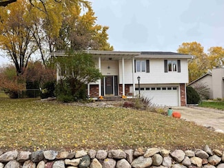 906 6th St, Spirit Lake, IA 51360