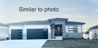 290 NW Red Oak Dr, Waukee, IA 50263