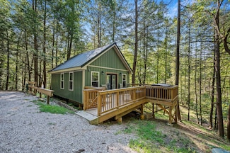 18 High Falls Creek Dr, Campton, KY 41301