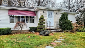 5 Lake Garden Dr, Cranston, RI 02920