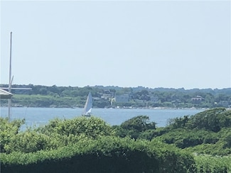 17 Chartier Cir, Newport, RI 02840